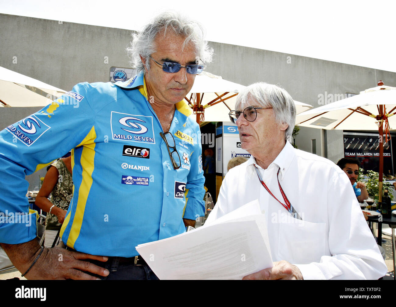 Directeur principal de l'équipe Renault Flavio Briatore, à gauche des entretiens avec le président de la Formule 1 Bernie Ecclestone avant le début de l'USGP de Formule 1 sur le circuit Indianapolis Motor Speedway à Indianapolis le 2 juillet 2006. (Photo d'UPI/Tom Russo) Banque D'Images