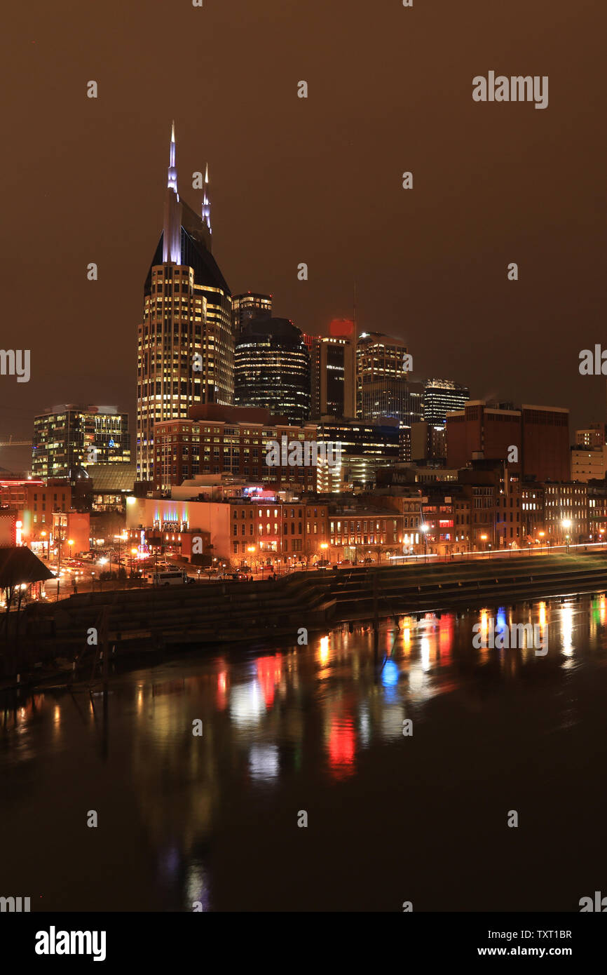 Nashville, Tennessee verticale centre-ville la nuit Banque D'Images