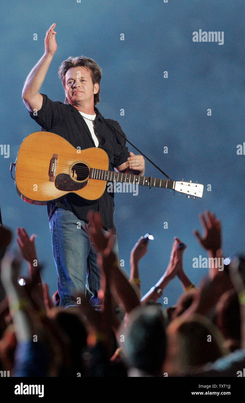 John Mellencamp effectue avant le match d'ouverture de la saison régulière de la NFL entre les Indianapolis Colts et les New Orleans Saints au RCA Dome d'Indianapolis, le 6 septembre 2007. (UPI Photo/Mark Cowan) Banque D'Images