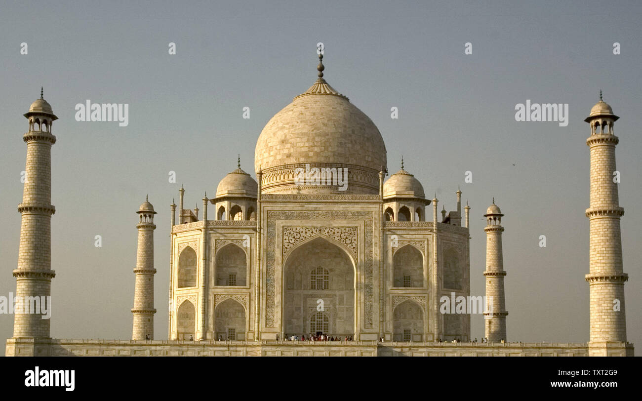 Le Mausolée du Taj Mahal en Inde est vu au coucher du soleil dans le nord de la ville indienne de Agra, 121 miles (195km) de New Delhi, le 10 mars 2009. Le Taj Mahal ou le Taj a été construit par l'empereur Moghol Shah Jahan en mémoire de sa troisième épouse, Mumtaz Mahal. (Photo d'UPI/Mohammad Kheirkhah) Banque D'Images