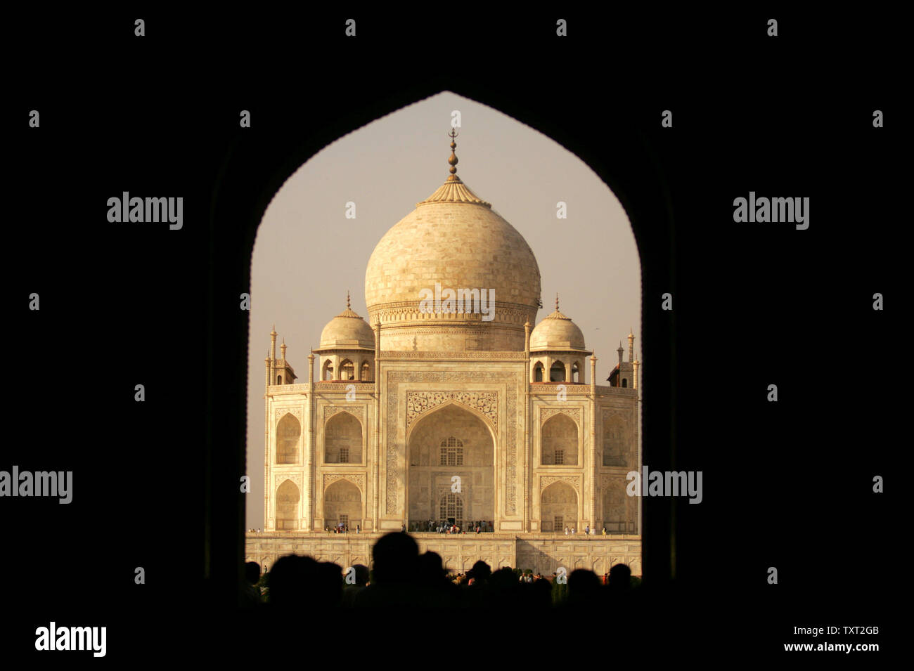 Le Mausolée du Taj Mahal en Inde est vu à travers une arche au coucher du soleil dans le nord de la ville indienne de Agra, 121 miles (195km) de New Delhi, le 10 mars 2009. Le Taj Mahal ou le Taj a été construit par l'empereur Moghol Shah Jahan en mémoire de sa troisième épouse, Mumtaz Mahal. (Photo d'UPI/Mohammad Kheirkhah) Banque D'Images