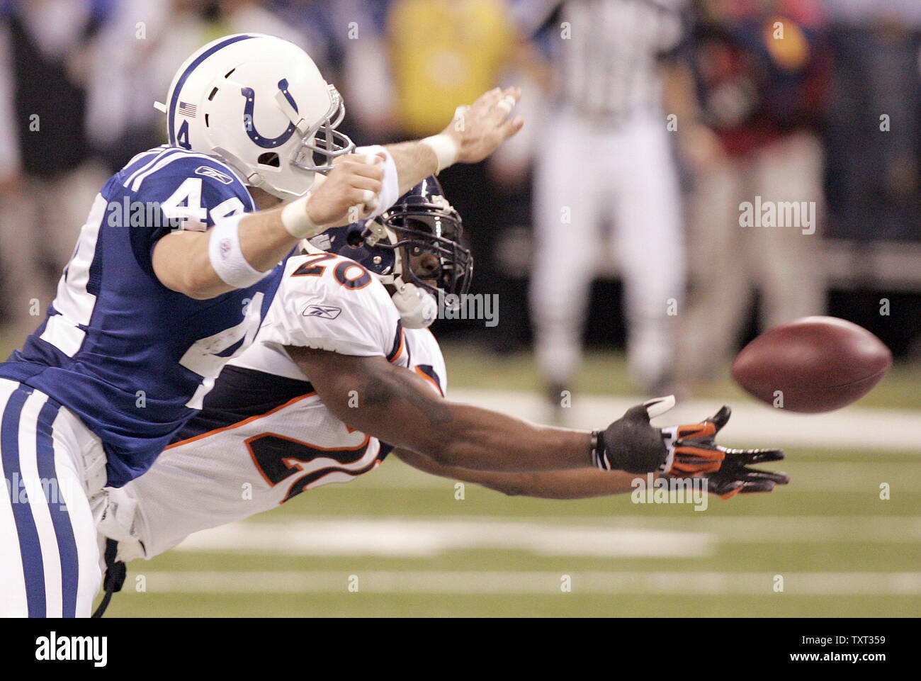 Denver Broncos coffre Brian Dawkins (20) intercepte une passe destinée à Indianapolis Colts tight end Dallas Clark (44) au cours du deuxième trimestre à Lucas Oil Field à Indianapolis le 13 décembre 2009. UPI /Mark Cowan Banque D'Images