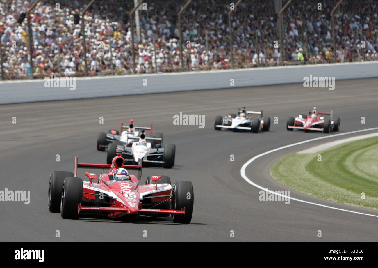 Dario Franchitti mène le domaine sortant de tourner l'un sur son chemin pour gagner la 94e course de l'Indianapolis 500 à l'Indianapolis Motor Speedway, le 30 mai 2010., à Indianapolis, IN. UPI /Mark Cowan Banque D'Images