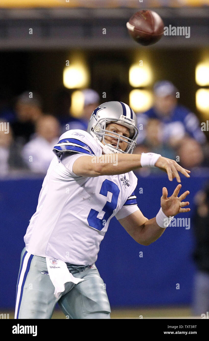 Jon Kitna quart-arrière des Cowboys de Dallas (3) lance contre les Indianapolis Colts au cours du deuxième trimestre à Lucas Oil Field à Indianapolis le 5 décembre 2010. UPI /Mark Cowan Banque D'Images