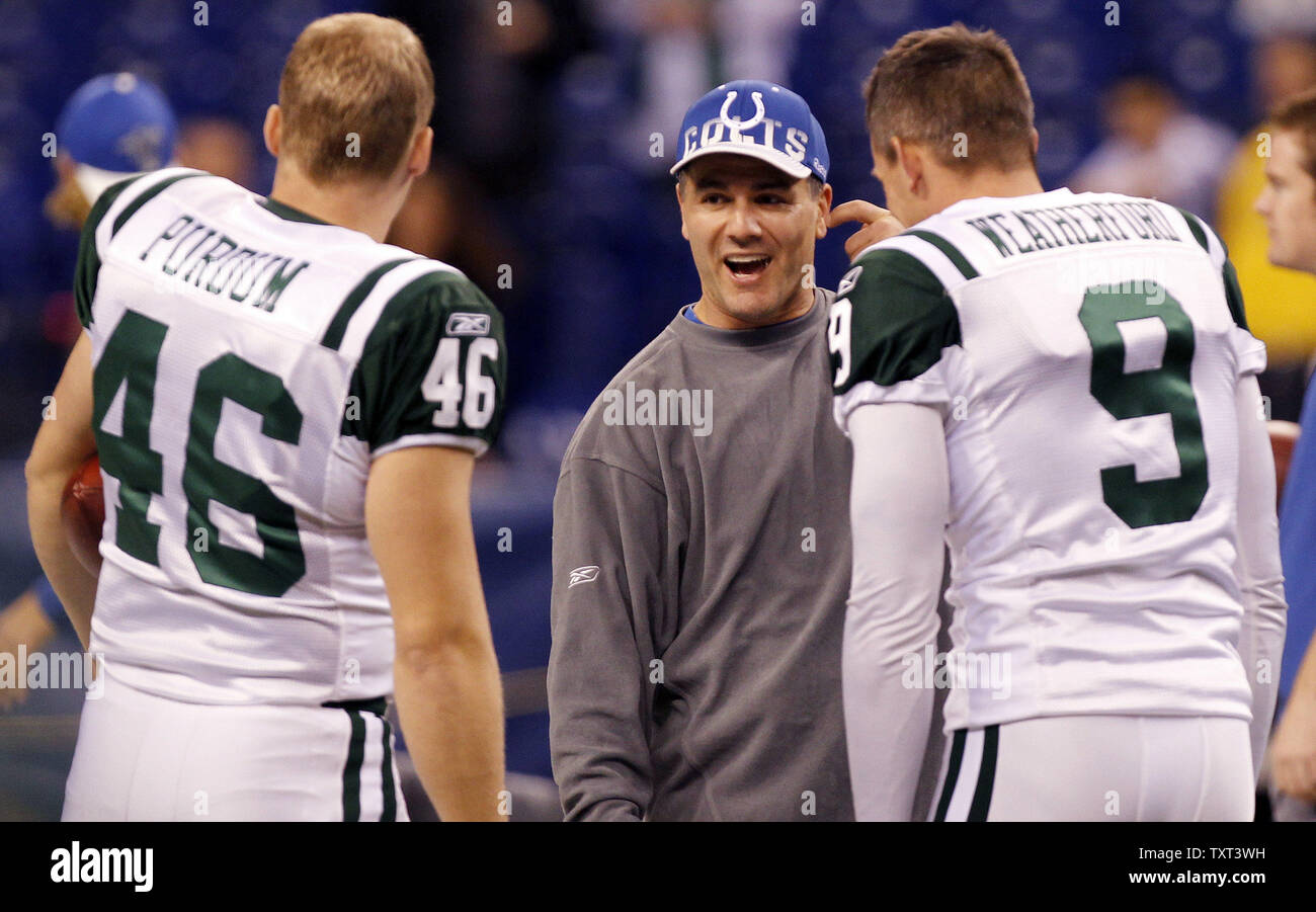 Indianapolis Colts kicker Adam Vinatieri (centre), des pourparlers avec New York Jets long snapper Tanner Purdum (46) et Steve punter Weatherford (9) avant le début de leur AFC Wild-Card Match à Lucas Oil Field à Indianapolis le 8 janvier 2011. UPI /Mark Cowan Banque D'Images