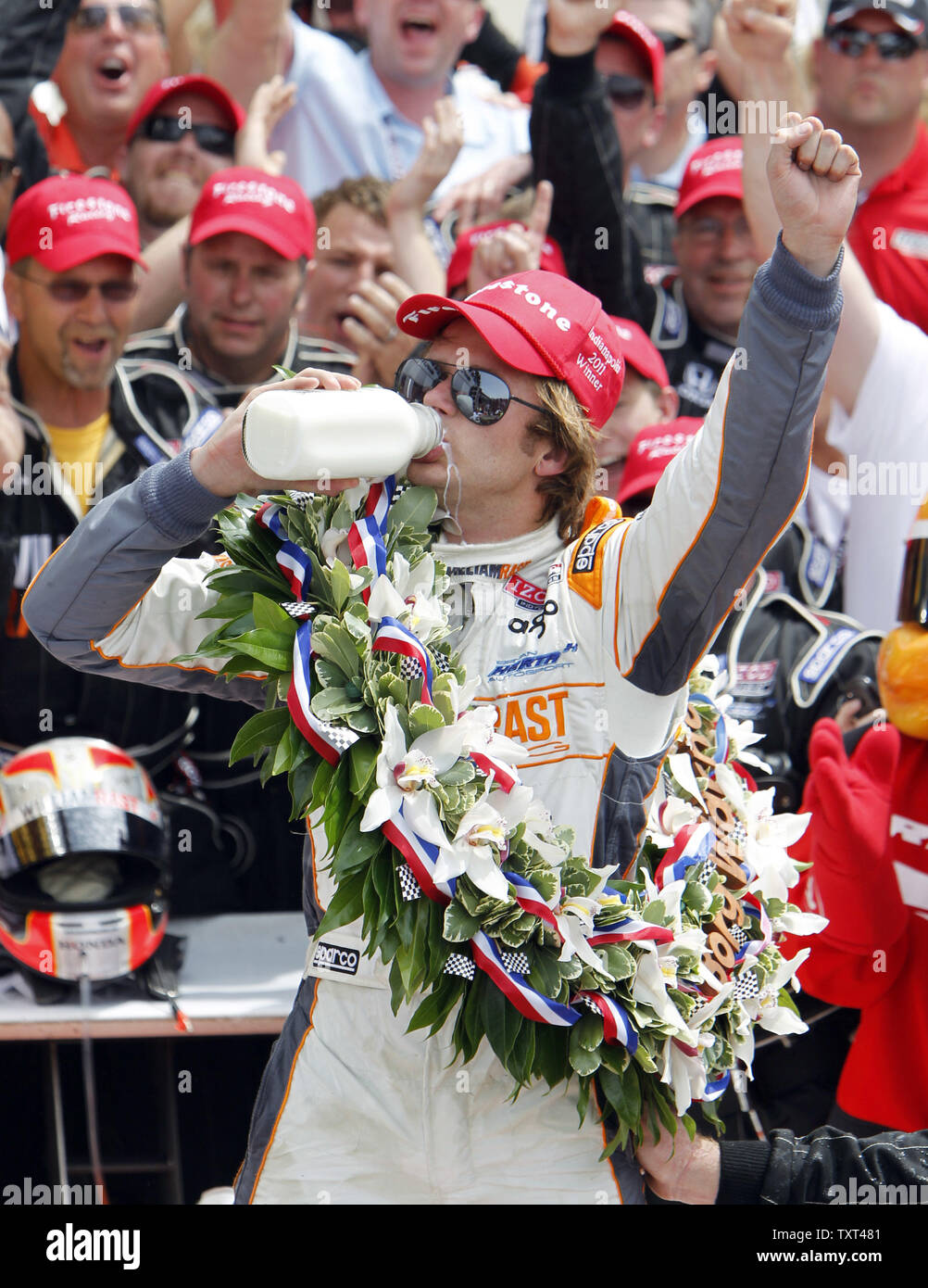 Dan Wheldon, d'Angleterre, célèbre l'obtention de la 95e Indianapolis 500 à Indianapolis Motor Speedway à Indianapolis, le 29 mai 2011. La victoire est la deuxième Wheldon Indianapolis 500 victoire. UPI /Mark Cowan Banque D'Images