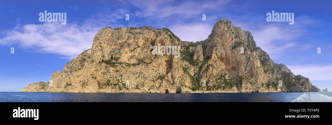 Paysages de l'île de Capri de la mer.Vue sur le littoral et les rives rocheuses et grottes marines. Banque D'Images