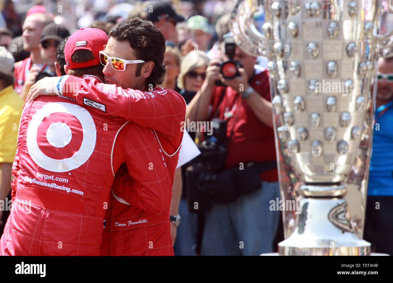 Dario Franchitti hugs coéquipier Scot Dixon, gauche, à côté du trophée Borg-Warner au lauréat de la 96e Indianapolis 500 à Indianapolis Motor Speedway à Indianapolis, le 27 mai 2012. UPI /Ed Locke Banque D'Images