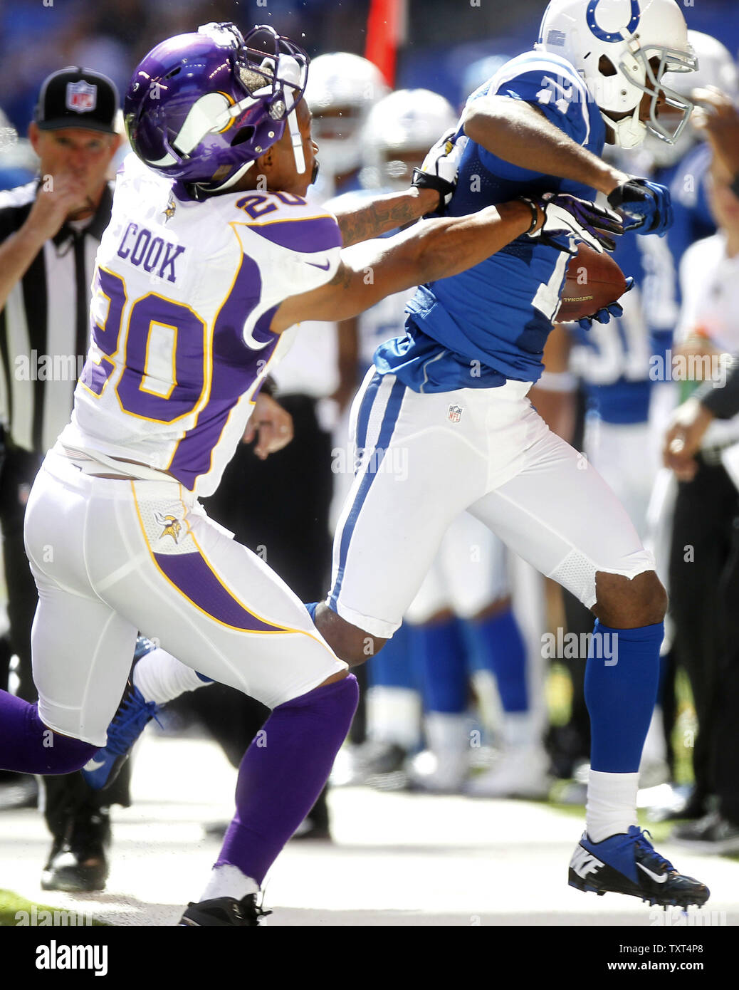 Indianapolis Colts wide receiver Donnie Avery (11) est poussé hors des limites par Minnesota Vikings Chris Cook évoluait après un gain de 7 verges au cours du deuxième trimestre au Lucas Oil Stadium à Indianapolis, IN., le 16 septembre 2012. UPI /Mark Cowan Banque D'Images