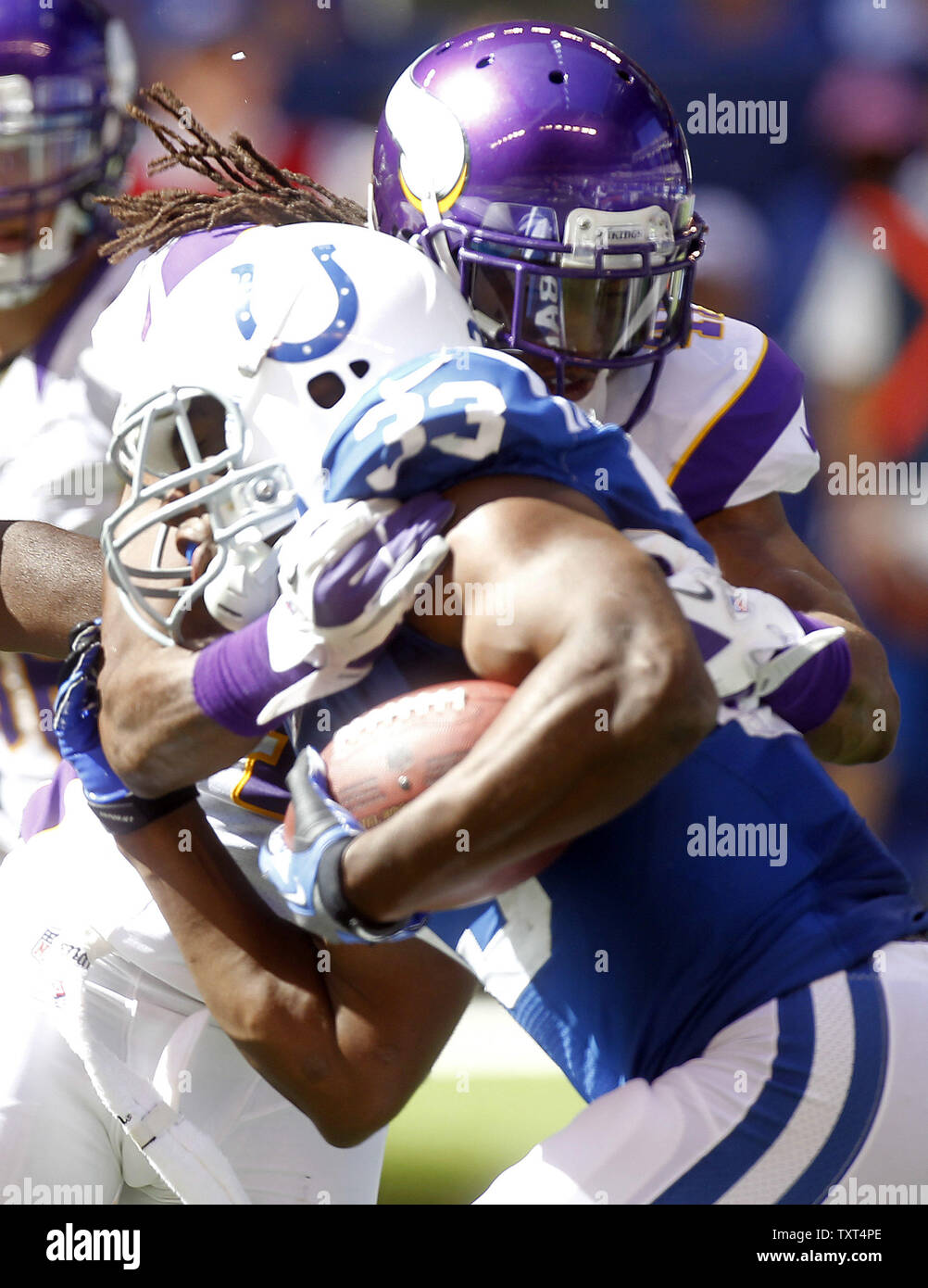 Minnesota Vikings Mistral sécurité Raymond (41) s'attaque à Indianapolis Colts Vick Ballard running back (33) au cours du quatrième trimestre de l'Colts 23-20 gagner au Lucas Oil Stadium à Indianapolis, IN., le 16 septembre 2012. UPI /Mark Cowan Banque D'Images
