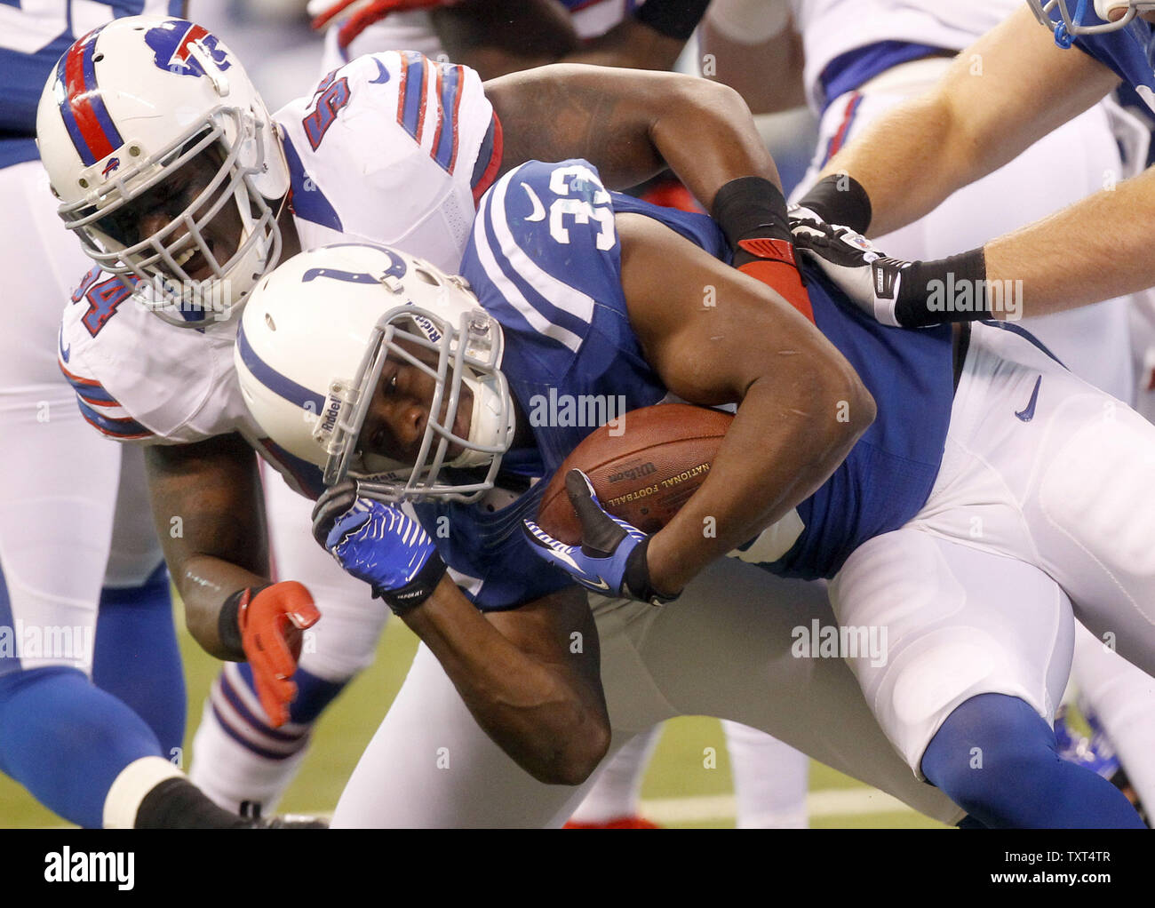 Indianapolis Colts Vick Ballard running back (33) est présenté par Buffalo Bills défensive fin Kyle Moore (54) après 3 verges au cours du premier trimestre au Lucas Oil Stadium à Indianapolis, IN., 25 novembre 2012. UPI /Mark Cowan Banque D'Images