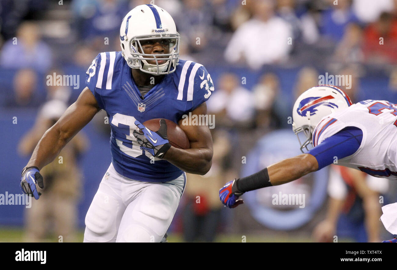 Indianapolis Colts Vick Ballard running back (33) échappe à la sécurité Buffalo Bills George Wilson (37) au cours du troisième trimestre de leur 20-13 gagner au Lucas Oil Stadium à Indianapolis, IN., 25 novembre 2012. UPI /Mark Cowan Banque D'Images