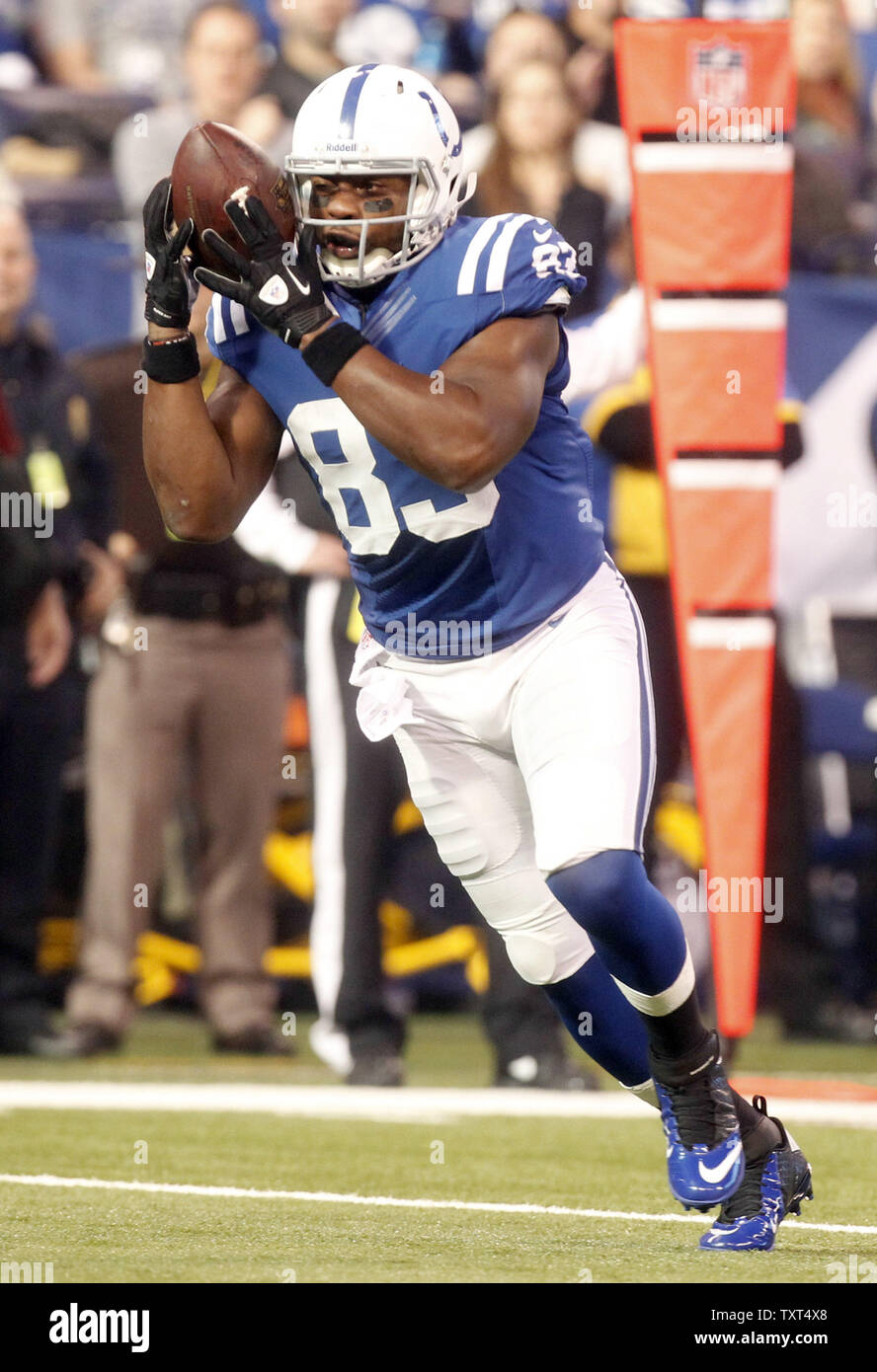 Indianapolis Colts tight end Dwayne Allen (83) s'empare d'un 20-cour prendre contre les Texans de Houston au cours du premier trimestre au Lucas Oil Stadium à Indianapolis, Indiana, le 30 décembre 2012. UPI /Mark Cowan Banque D'Images