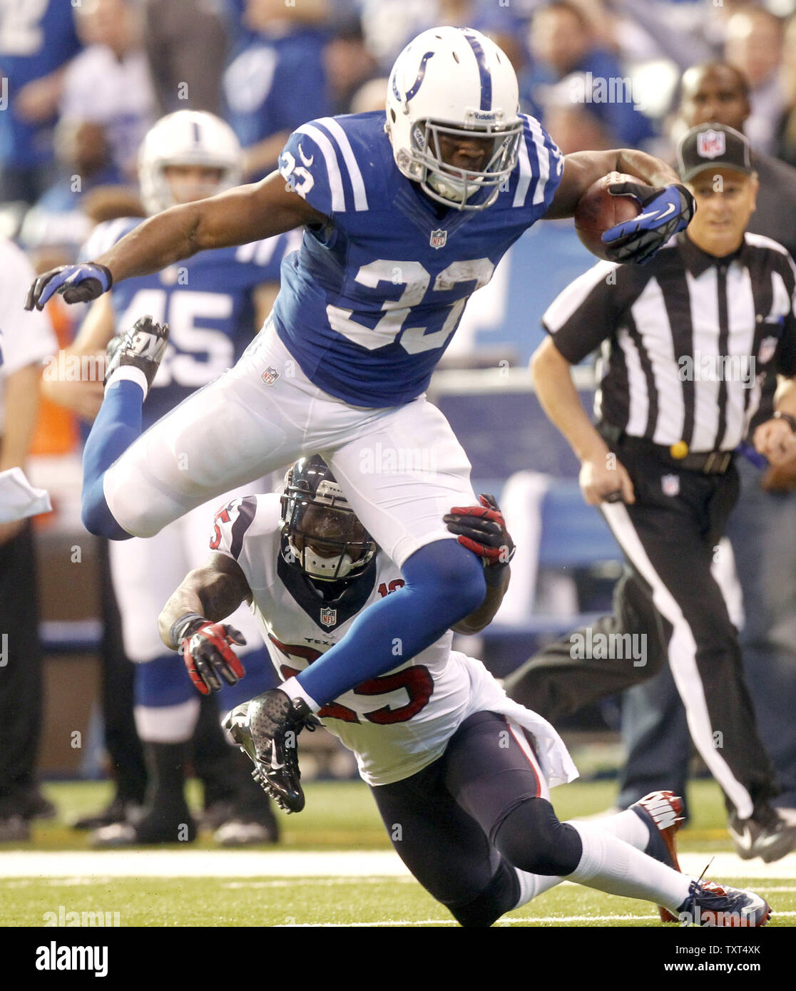 Indianapolis Colts Vick Ballard running back (33) haies passé évoluait Kareem Jackson Houston Texans (20) pour un gain de 20 verges au cours du premier trimestre au Lucas Oil Stadium à Indianapolis, Indiana, le 30 décembre 2012. UPI /Mark Cowan Banque D'Images