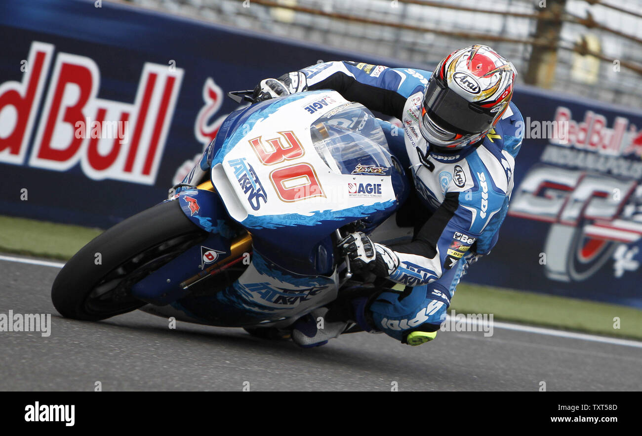 Takaaki Nakagami du Japon (30) entre dans le premier virage de la course 2 course à l'Indianapolis Grand Prix sur le circuit automobile d'Indianapolis de Indianapolis, le 18 août 2013. Nakagami a terminé deuxième de la course. UPI /Mark Cowan Banque D'Images