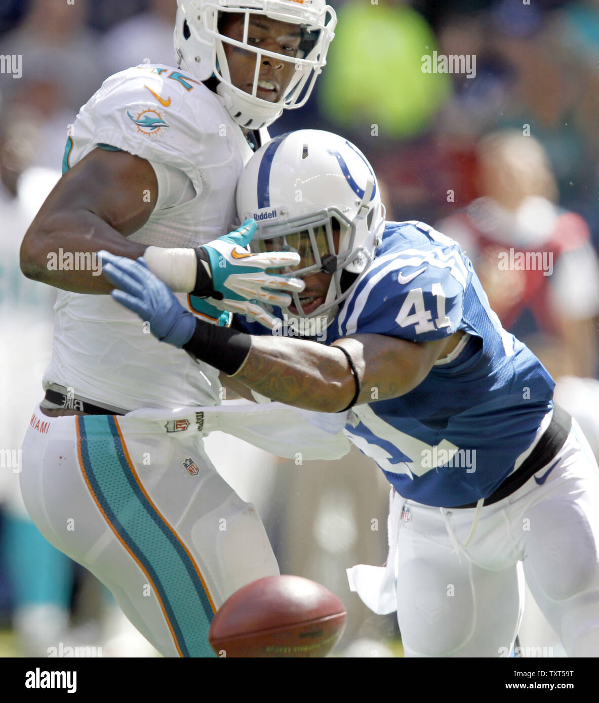 Indianapolis Colts coffre Antoine Bethea (41) rompt une note destinée à Miami Dolphins tight end Charles Clay (42) dans le deuxième trimestre à Lucas Oil Field à Indianapolis, le 15 septembre 2013. UPI/Mark Cowan Banque D'Images