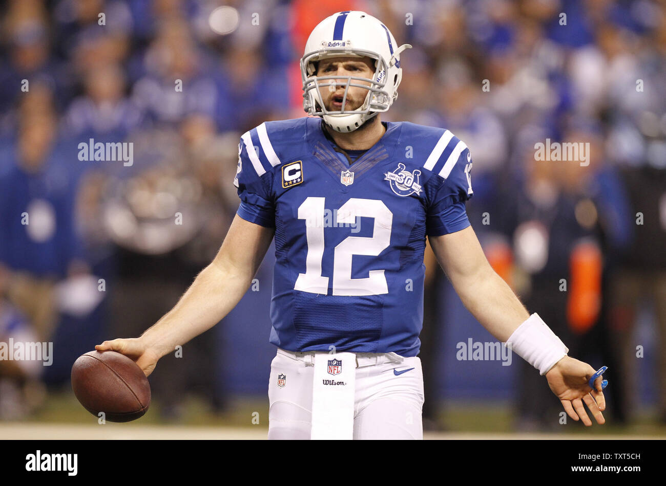 Indianapolis Colts quarterback Andrew Luck (12) réagit à un fonctionnaire sifflet contre Chiefs de Kansas City au cours du deuxième trimestre de leur AFC Wild-Card Match à Lucas Oil Field à Indianapolis le 4 janvier 2014. UPI /Mark Cowan Banque D'Images