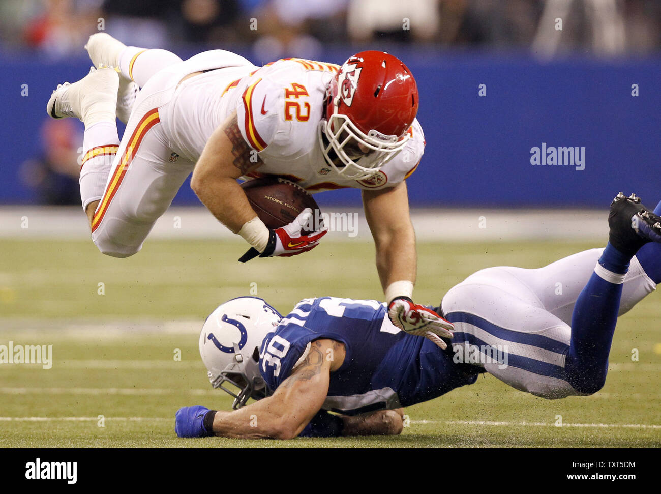 Indianapolis Colts coffre LaRon Landry (30) Voyages des Kansas City Chiefs fullback Anthony Sherman (42) ou une perte de cour -4 au cours du quatrième trimestre de leur AFC Wild-Card Match à Lucas Oil Field à Indianapolis le 4 janvier 2014. Les Colts provenait d'un déficit de 28 points pour battre les chefs 45-44. UPI /Mark Cowan Banque D'Images