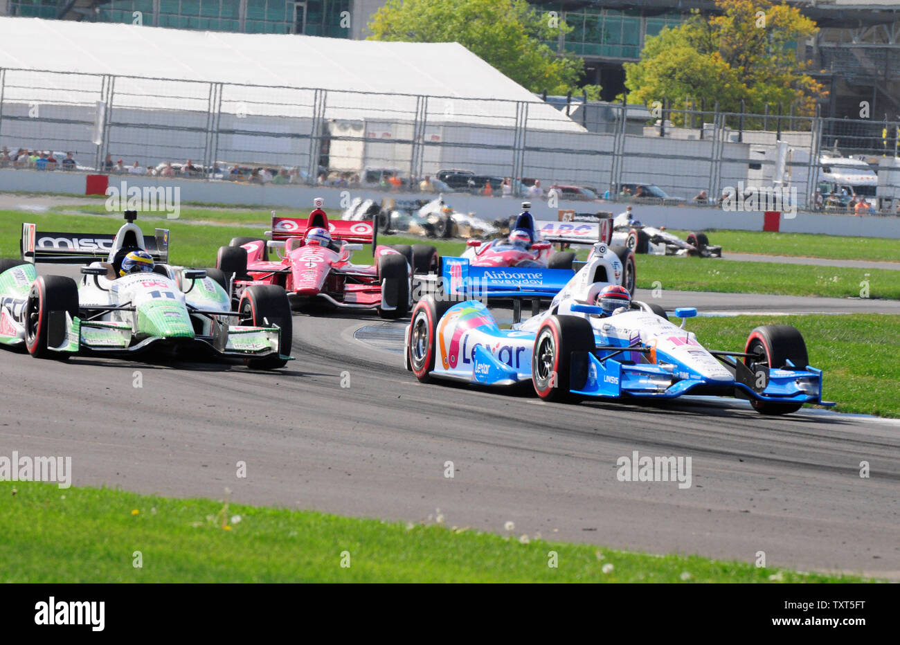 Tony Kanaan vainqueur de l'Indy 500 en 2013 mène un pack de voitures par tour 8 pendant le Grand Prix inaugural d'Indianapolis à l'Indianapolis Motor Speedway le 10 mai 2014 à Indianapolis, Indiana. UPI/Duane Appleget Banque D'Images