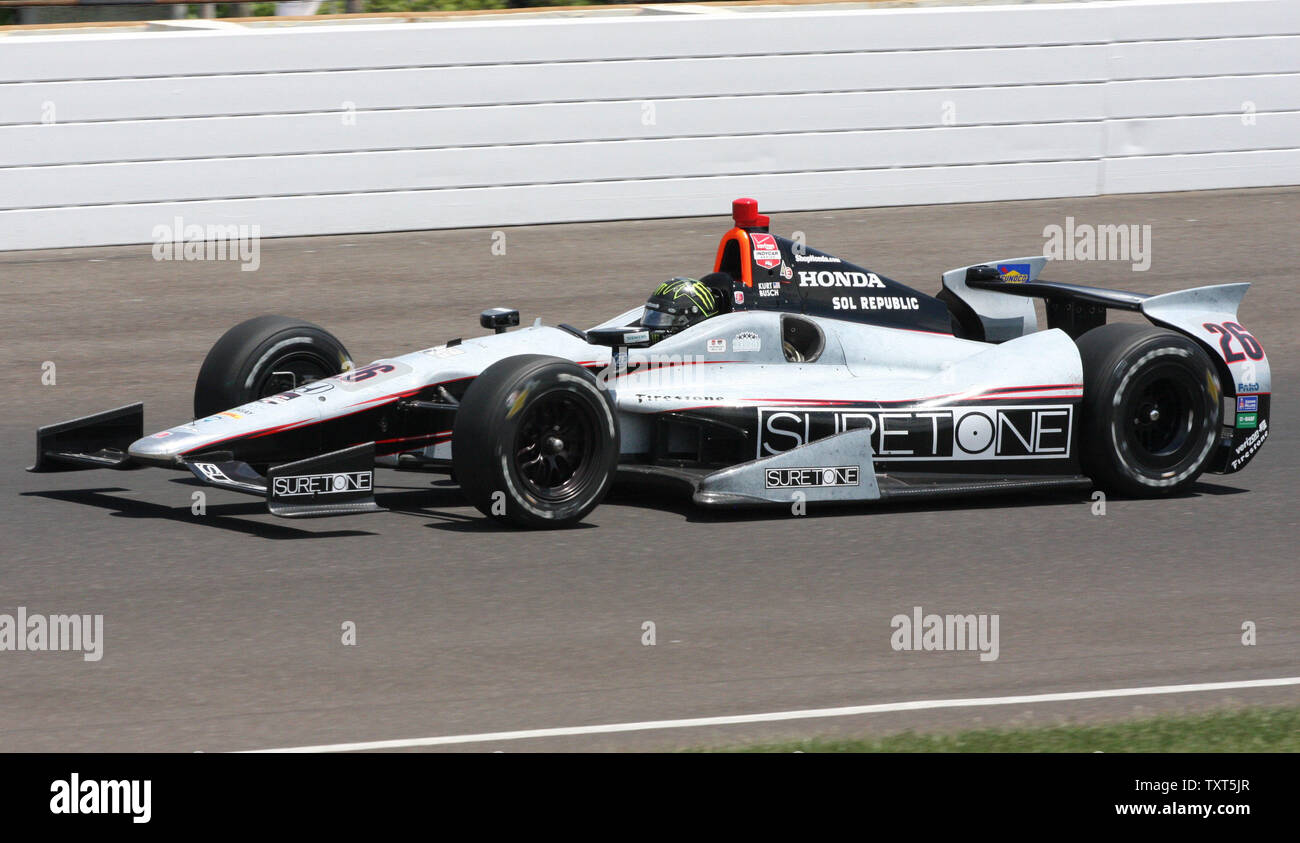 Kurt Bush quitte le troisième tour juste avant de s'écraser dans la tour 2 mur durant la journée de la course mis en place des tests pour la 98e course de l'Indianapolis 500 à l'Indianapolis Motor Speedway le 19 mai 2014 à Indianapolis, Indiana. UPI/Bill Coon Banque D'Images