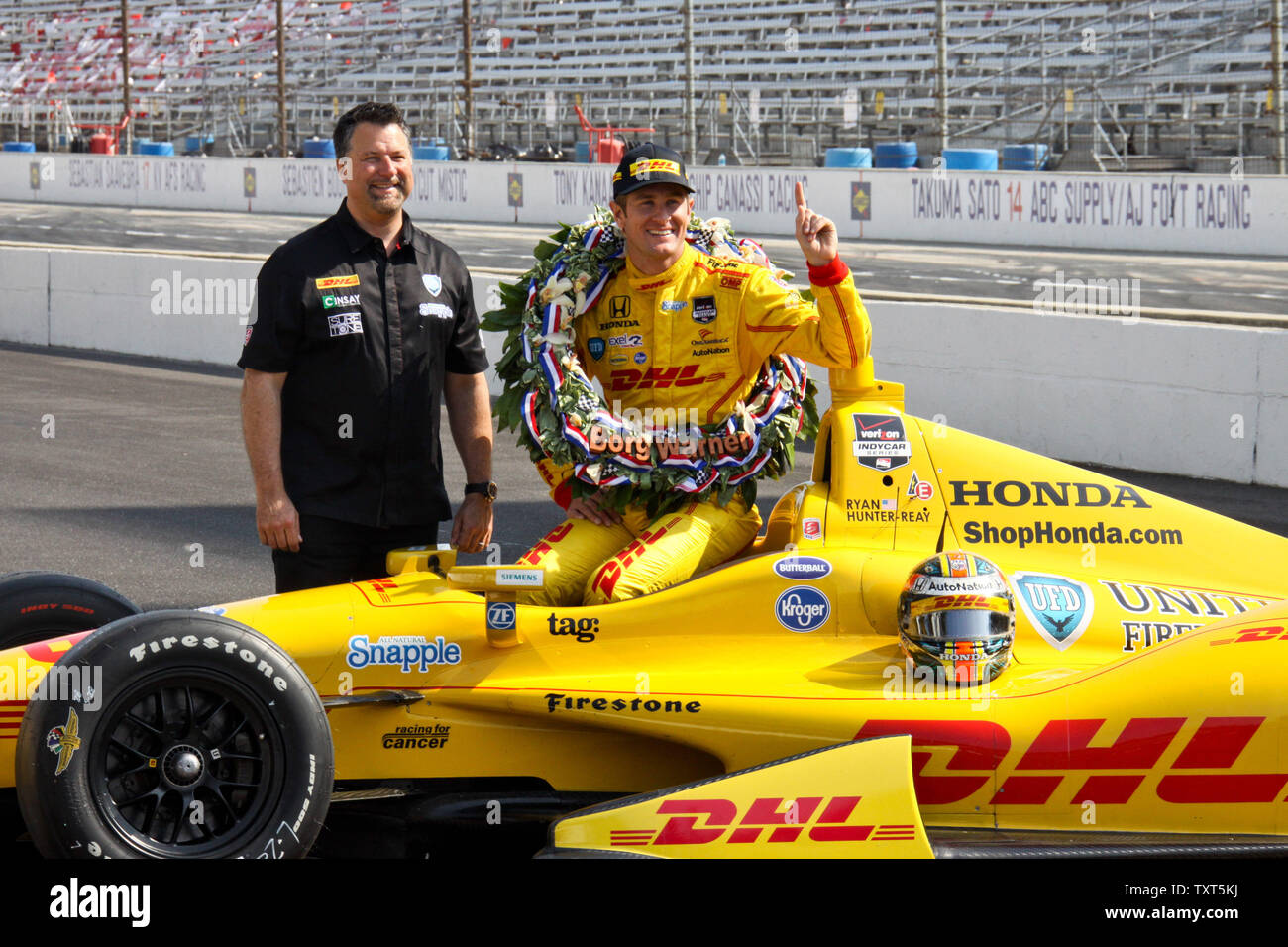 Ryan Hunter- Reay et Michael Andretti, le propriétaire de l'équipe pose pour la photo du gagnant officiel après avoir remporté la 98e Indianapolis 500 à l'Indianapolis Motor Speedway le 26 mai 2014 à Indianapolis, Indiana. UPI/de Locke Banque D'Images