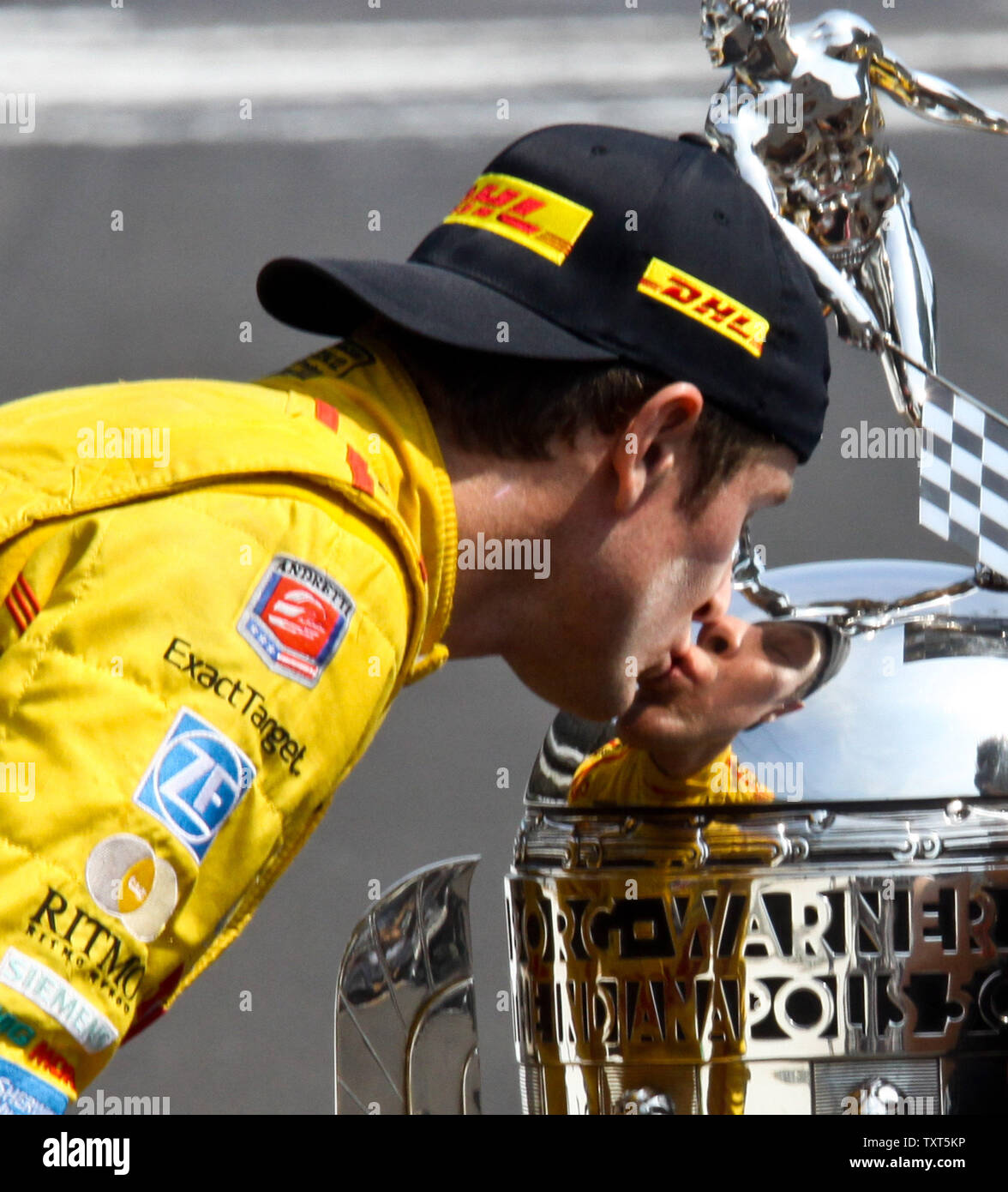 Ryan Hunter- Reay embrasse le célèbre trophée Borg Warner après avoir remporté la 98e Indianapolis 500 à l'Indianapolis Motor Speedway le 26 mai 2014 à Indianapolis, Indiana. UPI/de Locke Banque D'Images