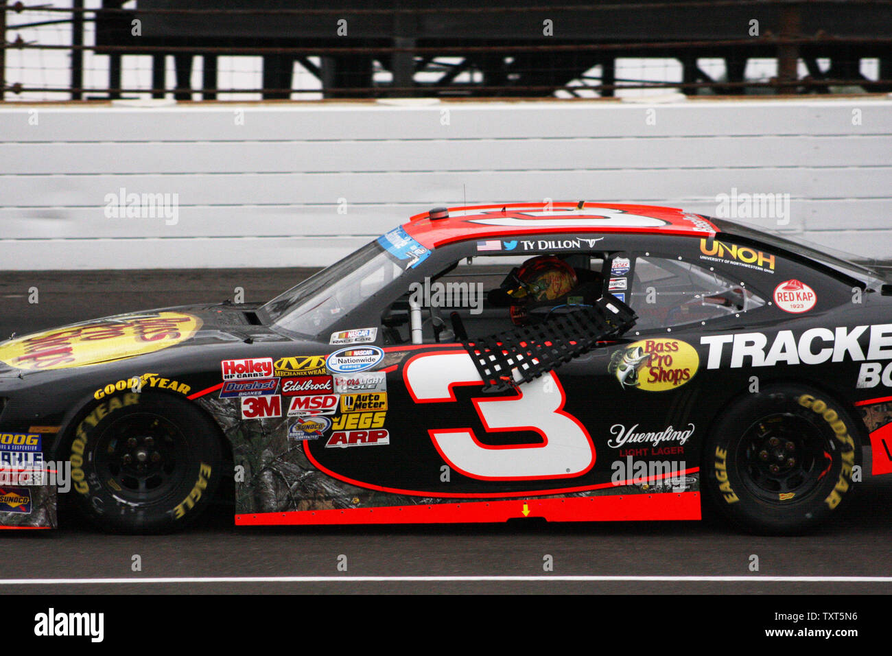 Ty Dillon vagues durant son tour d'honneur après avoir remporté la série NASCAR Nationwide Lilly Diabète 250 mile course à l'Indianapolis Motor Speedway le 26 juillet 2014 à Indianapolis, Indiana. UPI/Bill Coon Banque D'Images