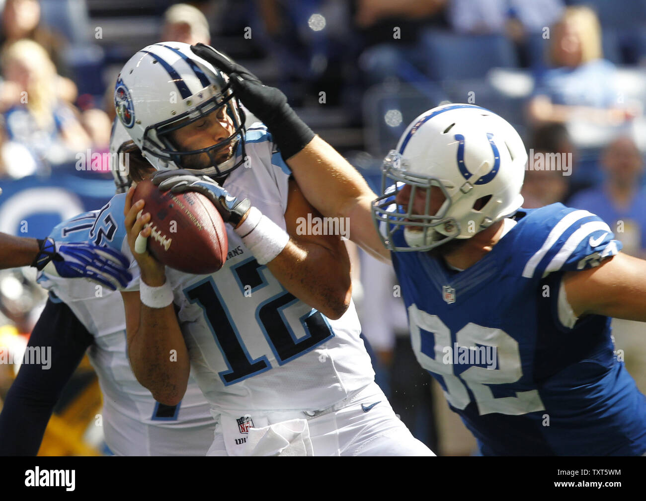 Tennessee Titans quarterback Charlie Whitehurst (12) lance sous la pression de l'Indianapolis Colts' Bjoern Warner (92) au cours de la deuxième moitié de jouer au Lucas Oil Stadium à Indianapolis, Indiana, le 28 septembre 2014. UPI/John Sommers II Banque D'Images