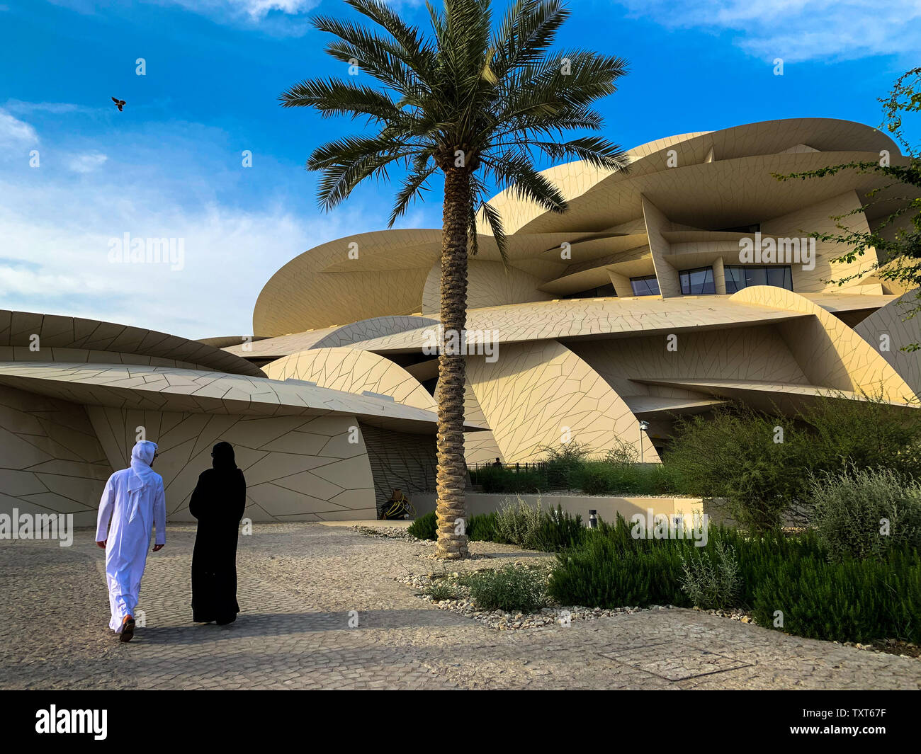 Musée national du Qatar avec l'Arabe non identifié en train de marcher, de Doha. Le musée est en forme d'une rose du désert et est nouvellement construit. Banque D'Images