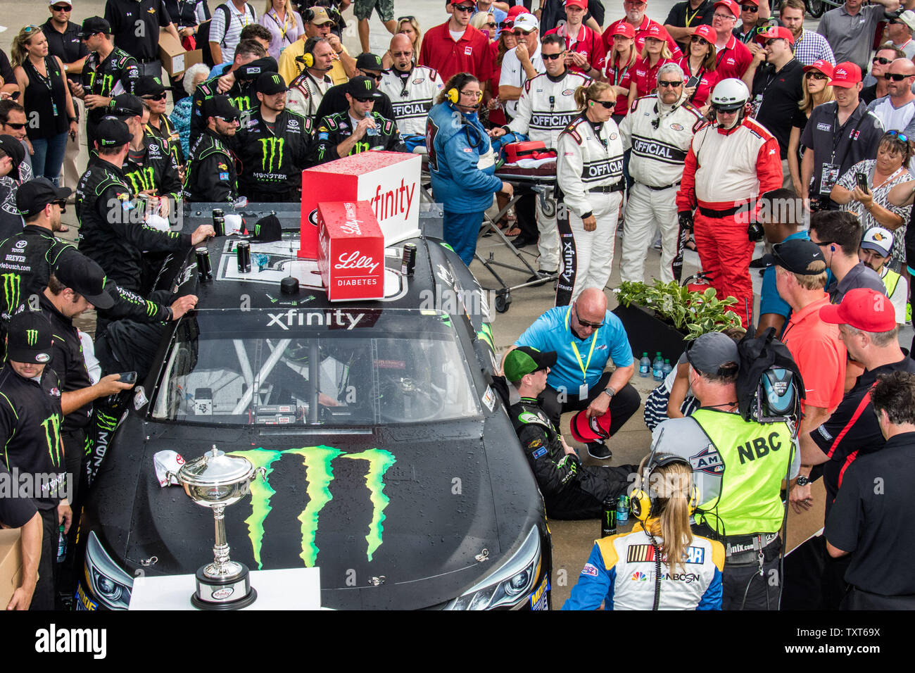 Sex et épuisé après avoir remporté le 250 m de course série Eurosport France Kyle Bush se trouve sur la voie de la victoire à côté de la chaussée sa voiture à l'Indianapolis Motor Speedway le 25 juillet 2015 à Indianapolis, Indiana. Photo de Ed Locke/UPI Banque D'Images