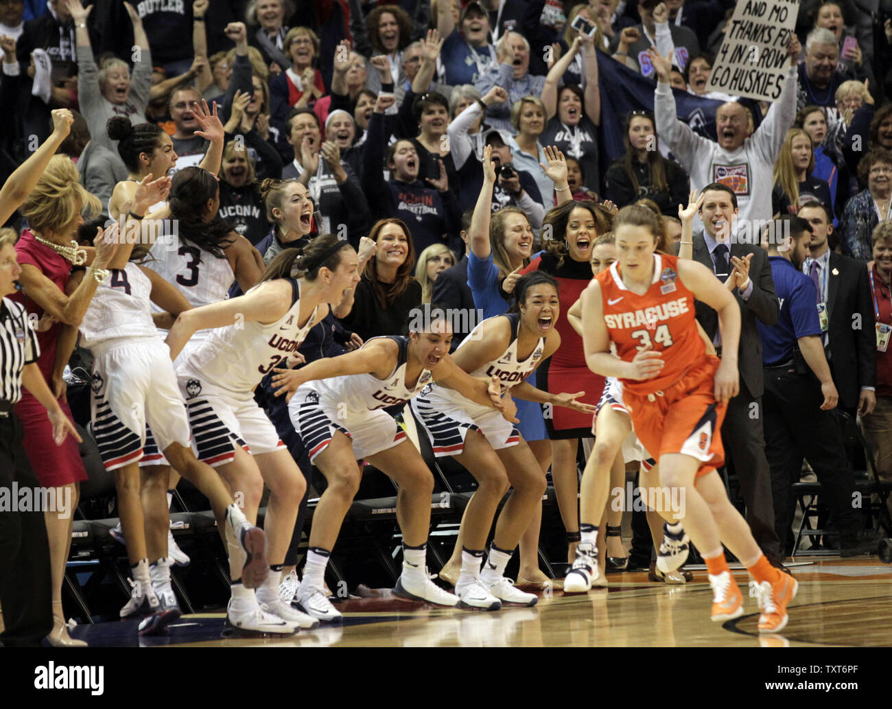 UConn Huskies' équipe féminine de basket-ball célébrer après avoir battu  l'Université de Syracuse dans le championnat national de jeu 2016 NCAA  Division I Women's Basketball Championship à Bankers Life Fieldhouse à  Indianapolis,