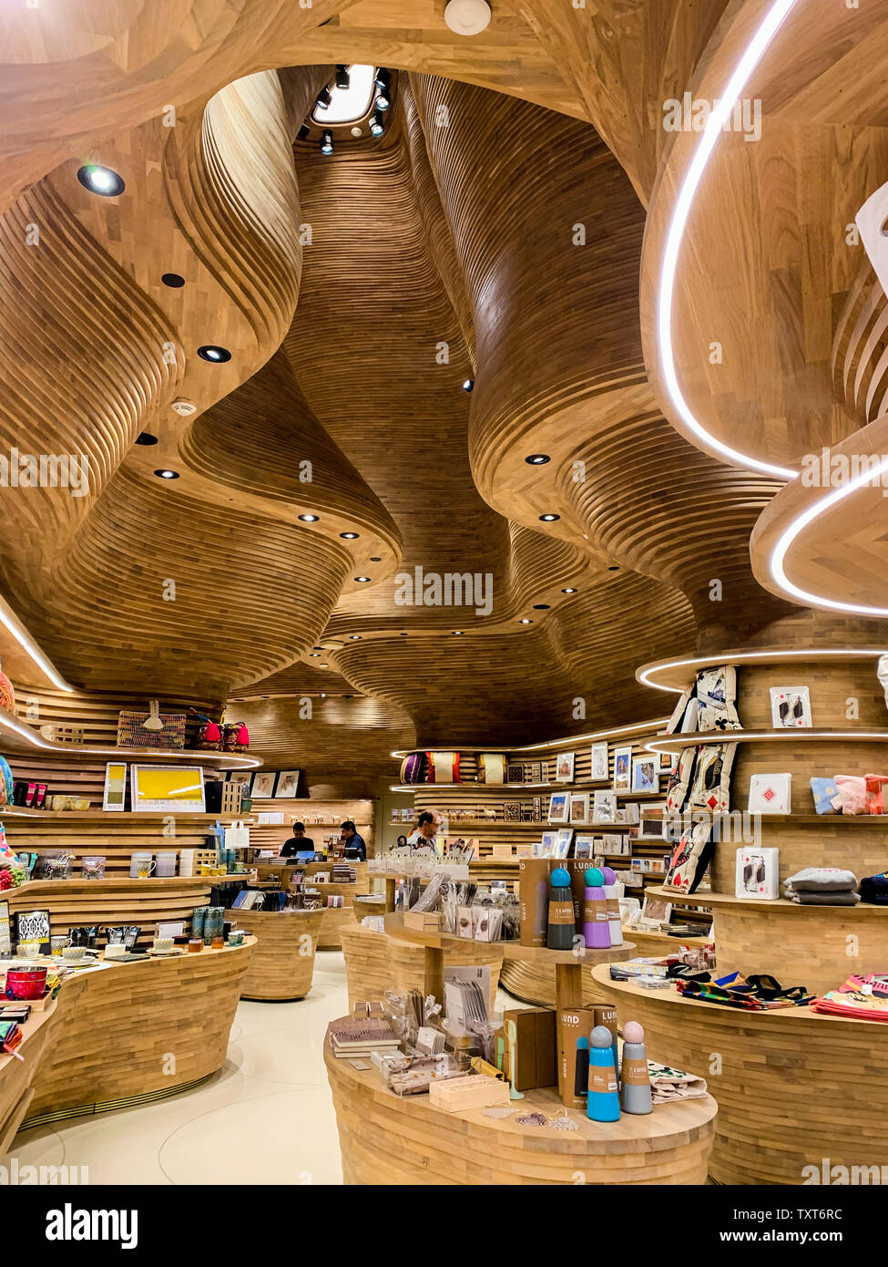 Sol en bois, dynamique et organique plafond de la boutique du Musée National. Avril 2019, Doha. Banque D'Images