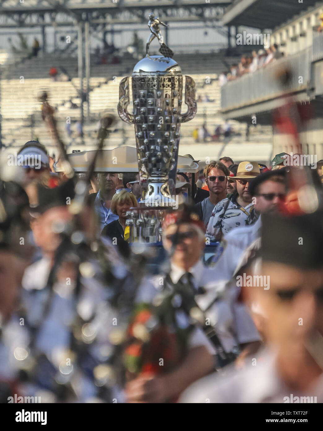 Le trophée Borg-Warner est accompagné par Gordon Pipers comme il parades pour la cour de briques de la 100e fonctionnement de l'Indianapolis 500 à l'Indianapolis Motor Speedway le 29 mai 2016 à Indianapolis, Indiana. Photo de Mike Gentry/UPI Banque D'Images