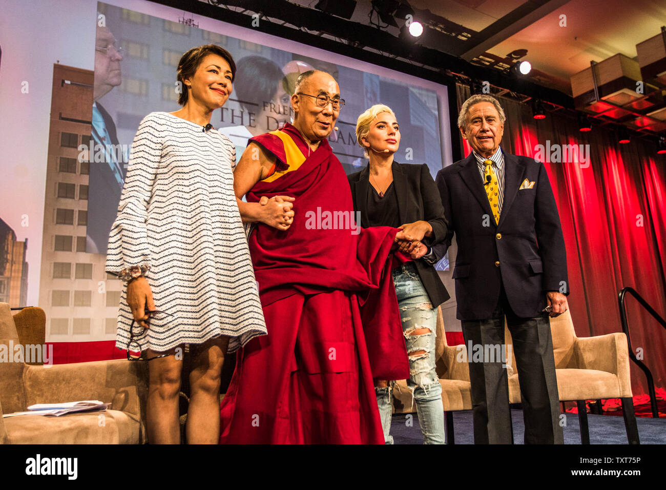 Ann Curry (L) est indiqué avec le dalaï-lama, Lady Gaga, et philanthrope Philip Anschutz durant la 84e réunion annuelle de la Conférence des maires le 26 juin 2016 à Indianapolis, Indiana. Photo par Edwin Locke/UPI Banque D'Images