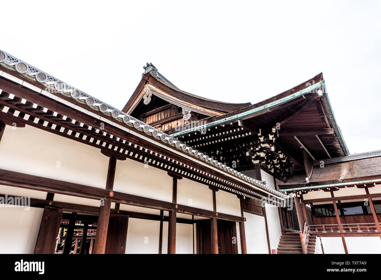 Kyoto, Japon extérieur vue grand angle de l'architecture du Palais Impérial avec personne à la recherche jusqu'à sky Banque D'Images