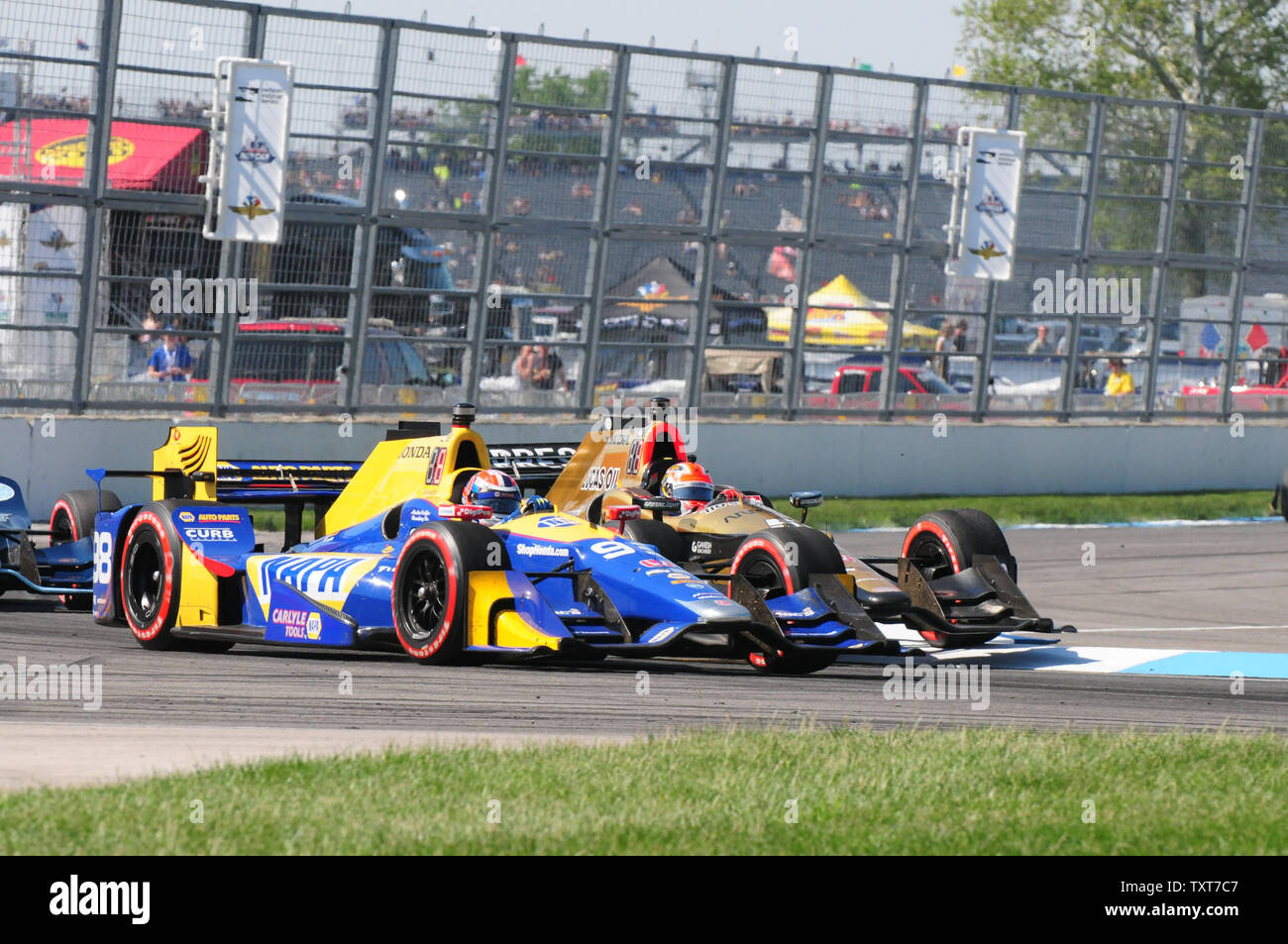 Alexander Rossi en voiture 98 bangs roues avec James Hinchcliffe à leur tour 7 pendant l'Indycar Grand Prix à l'Indianapolis Motor Speedway le 13 mai 2017 à Indianapolis, Indiana. Photo par Duane/Appleget UPI Banque D'Images