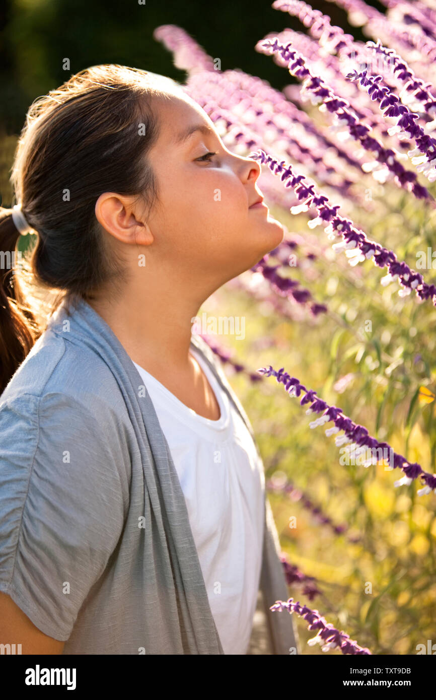 Girl bénéficie d fleurs odorantes. Banque D'Images