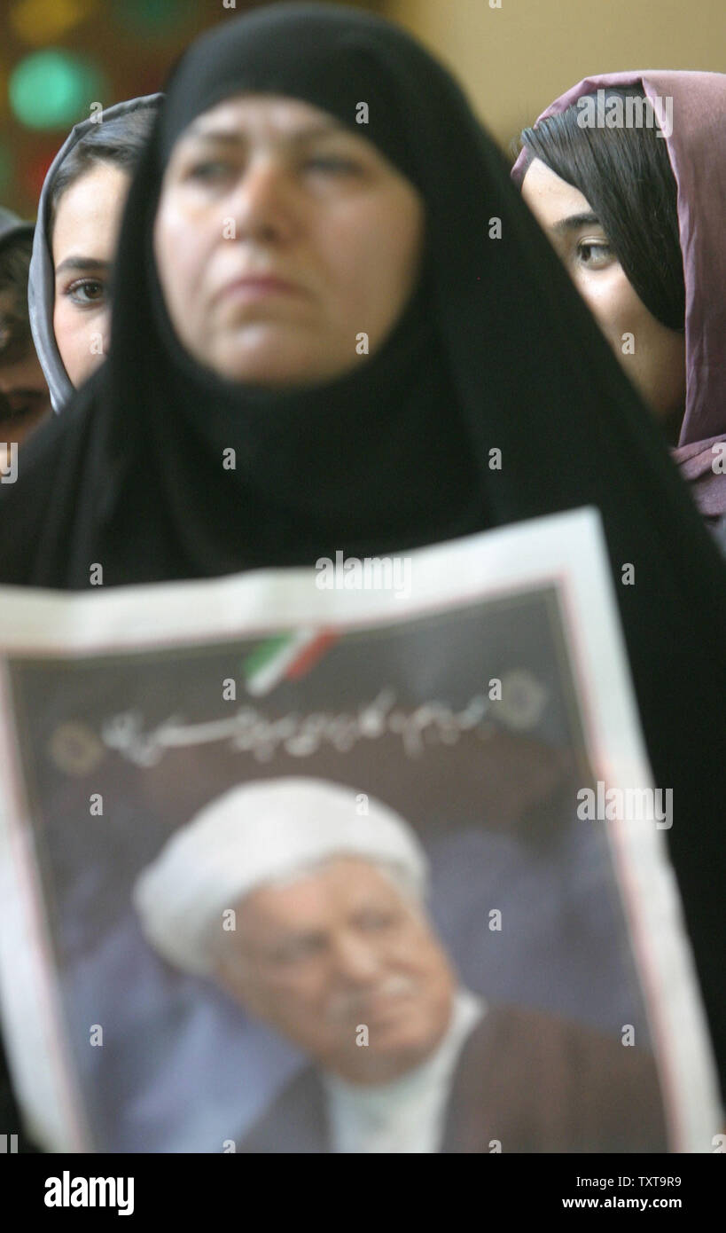 Un partisan de l'ancien président iranien Akbar Hashemi Rafsanjani détient son portrait pendant une campagne électorale rassemblement avec lui dans la banlieue nord de Téhéran le 9 juin 2005. Rafsanjani est à la recherche de la scène en tant que président dans l'élection du 17 juin, et est actuellement placé en tant que favori dans la course. (UPI/Mohammad Rezaei) Banque D'Images