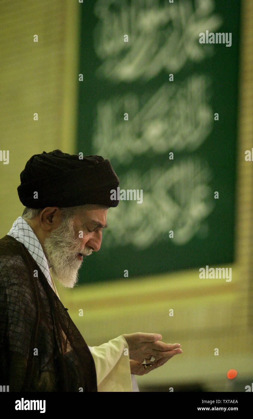 Guide suprême iranien, l'Ayatollah Ali Khamenei prie en-- (sa maison) à Téhéran le septembre 29,2005. (Photo d'UPI/Mohammad Kheirkhah) Banque D'Images