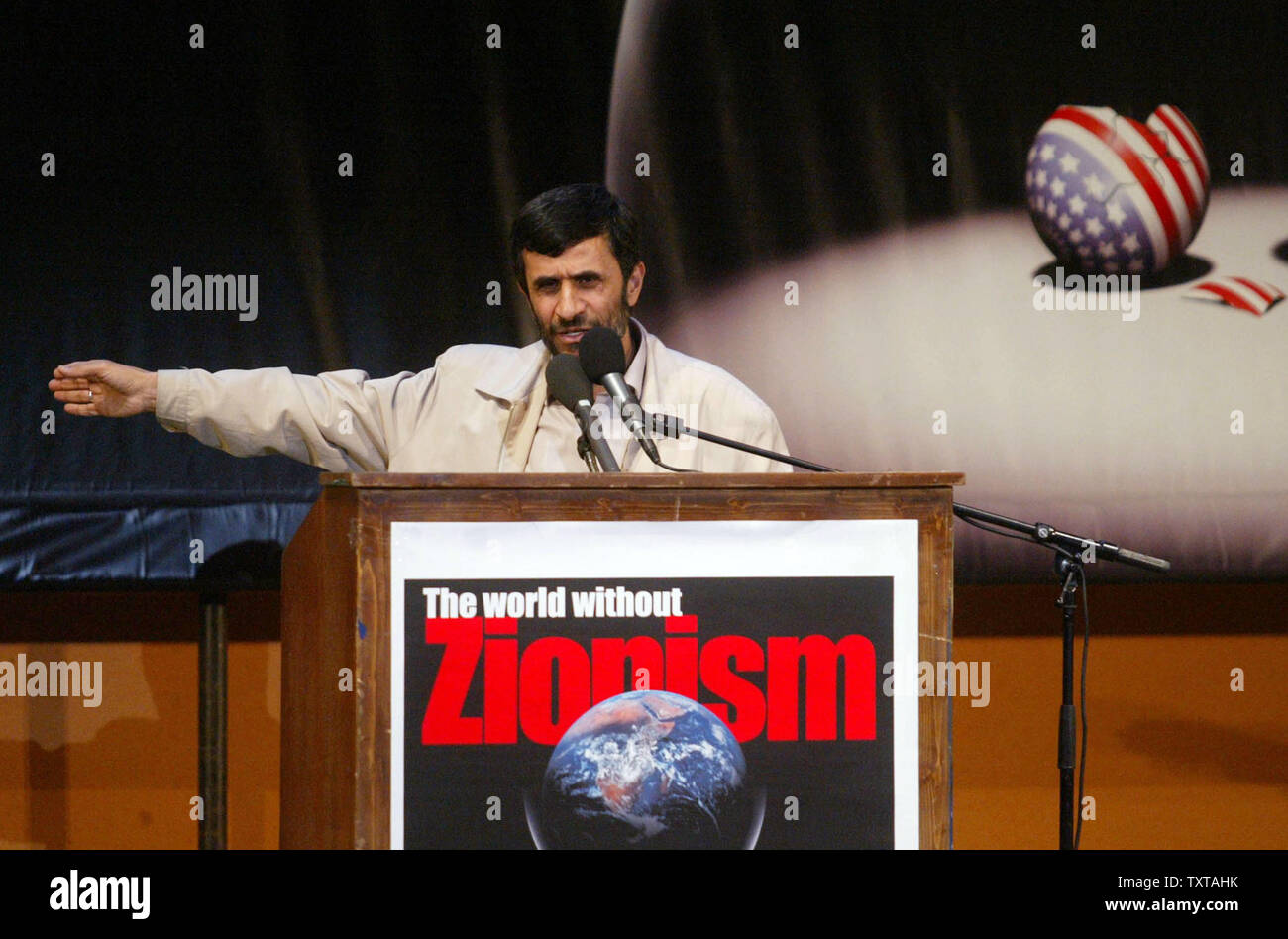 Le président iranien Mahmoud Ahmadinejad, offre son discours lors d'une conférence intitulée "Le Monde sans le sionisme", à Téhéran, Iran,oct. 26,2005.(Photo/UPI/étudiants iraniens Isna News Agency) Banque D'Images