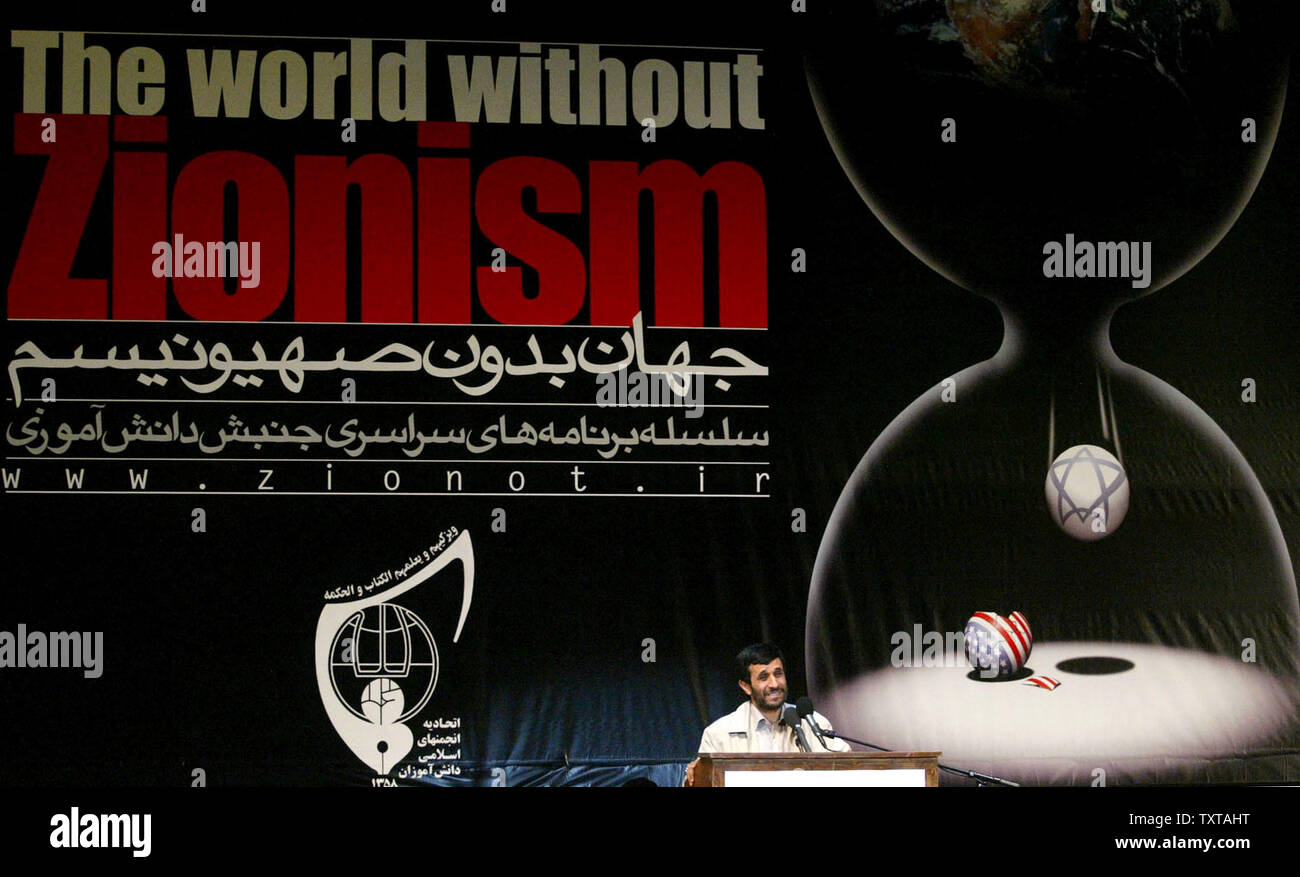 Le président iranien Mahmoud Ahmadinejad, offre son discours lors d'une conférence intitulée "Le Monde sans le sionisme", à Téhéran, Iran,oct. 26,2005.(Photo/UPI/étudiants iraniens Isna News Agency) Banque D'Images