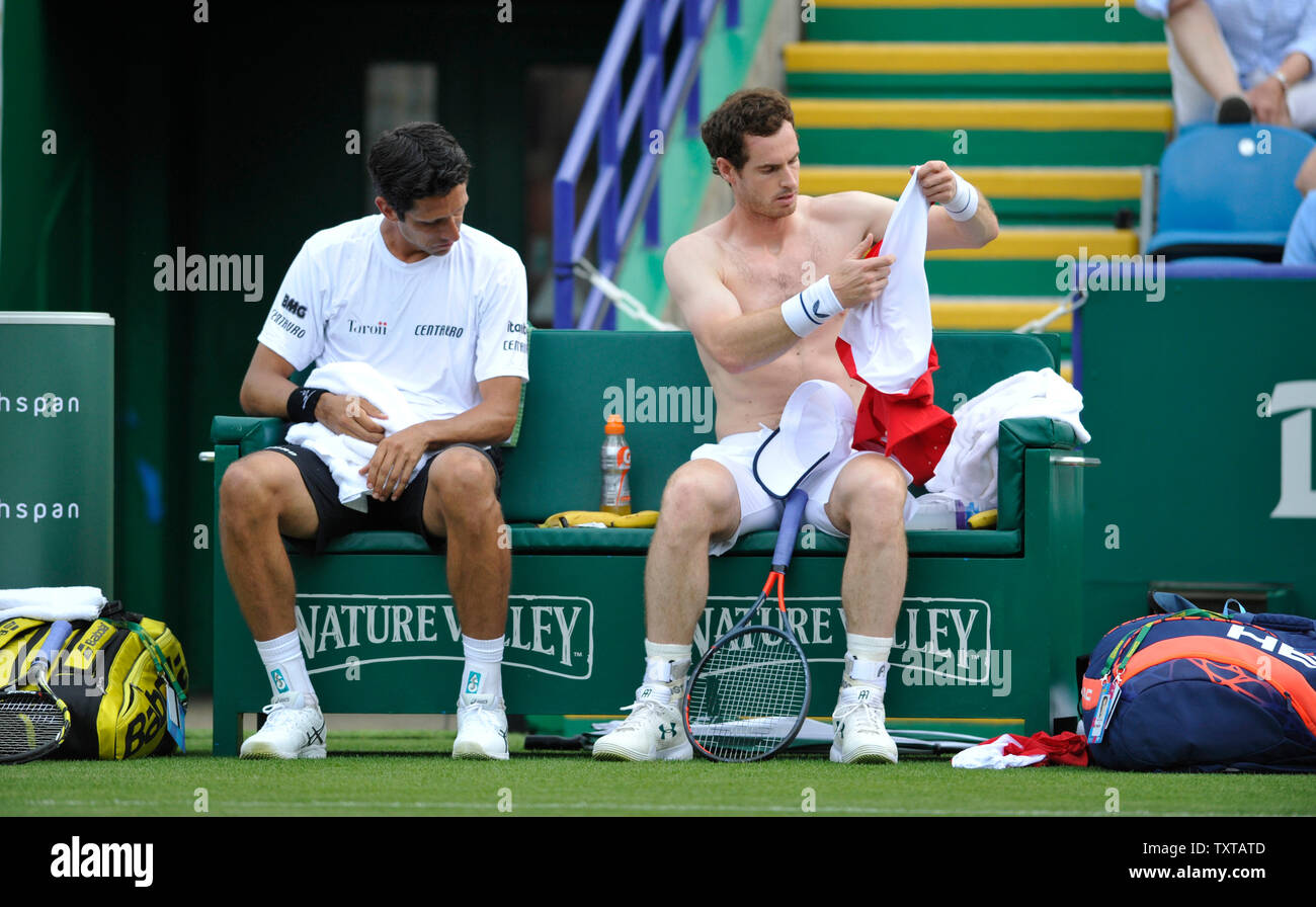 Eastbourne, Royaume-Uni. 25 Juin, 2019. Andy Murray de Grande-Bretagne a un problème de changer sa chemise avec des Marcelo Melo au Brésil pendant leur match de double contre Juan Sébastien Cabal et Robert Farah de la Colombie à la vallée de la nature qui a eu lieu le tournoi international de tennis du Devonshire Park à Eastbourne . Crédit : Simon Dack/Alamy Live News Banque D'Images