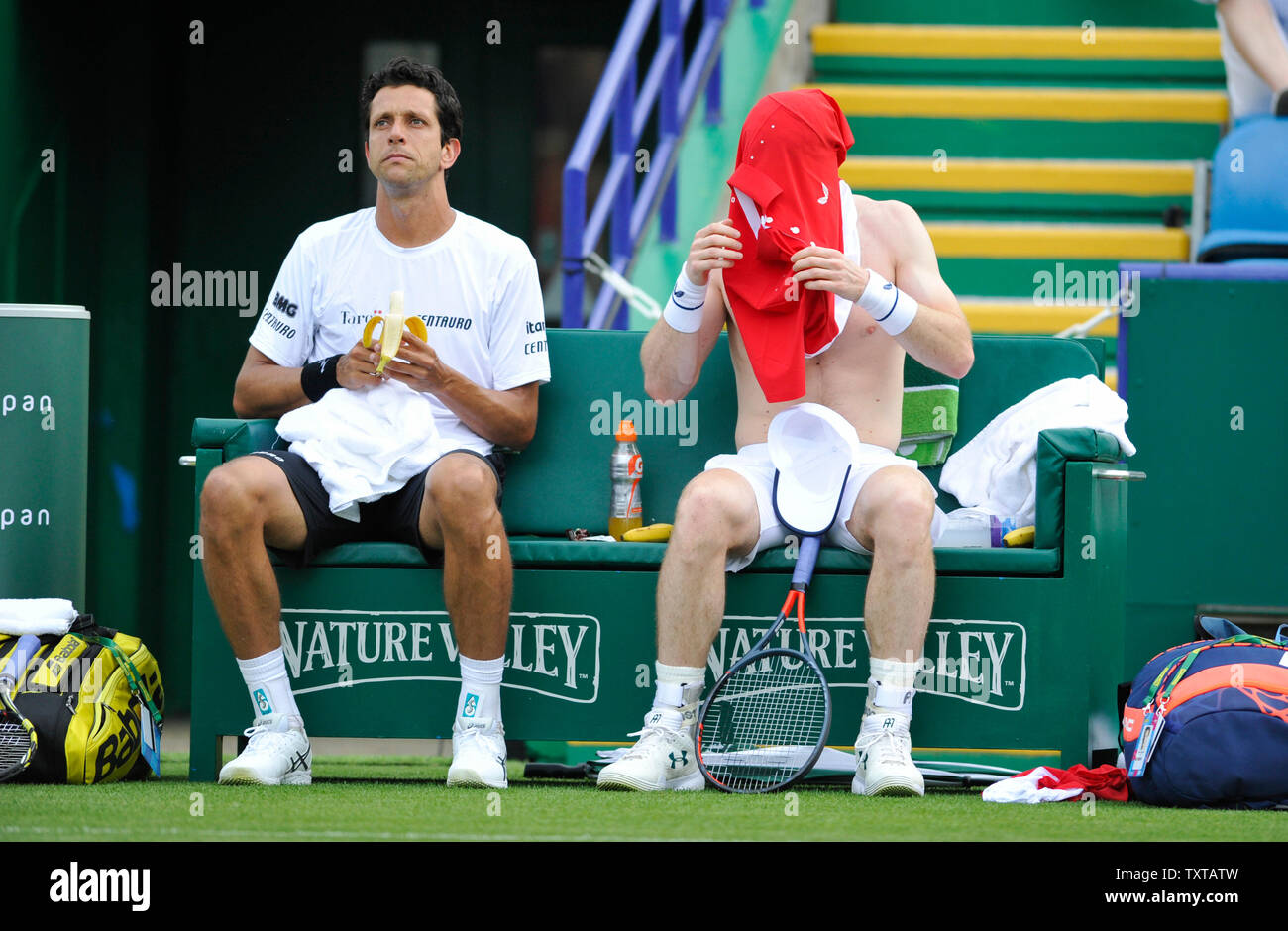 Eastbourne, Royaume-Uni. 25 Juin, 2019. Andy Murray de Grande-Bretagne a un problème de changer sa chemise avec des Marcelo Melo au Brésil pendant leur match de double contre Juan Sébastien Cabal et Robert Farah de la Colombie à la vallée de la nature qui a eu lieu le tournoi international de tennis du Devonshire Park à Eastbourne . Crédit : Simon Dack/Alamy Live News Banque D'Images