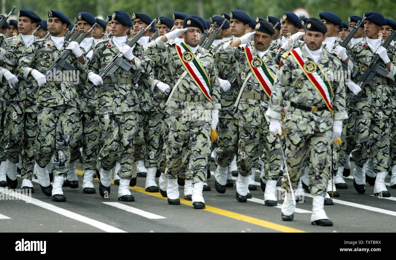 Les soldats de l'armée iranienne l'Iran durant mars journée de l'armée en face du mausolée de feu le fondateur révolutionnaire de l'ayatollah Rouhollah Khomeini, juste à l'extérieur de Téhéran, Iran,avril 18,2006.(Photo UPI/Mohammad Kheirkhah) Banque D'Images