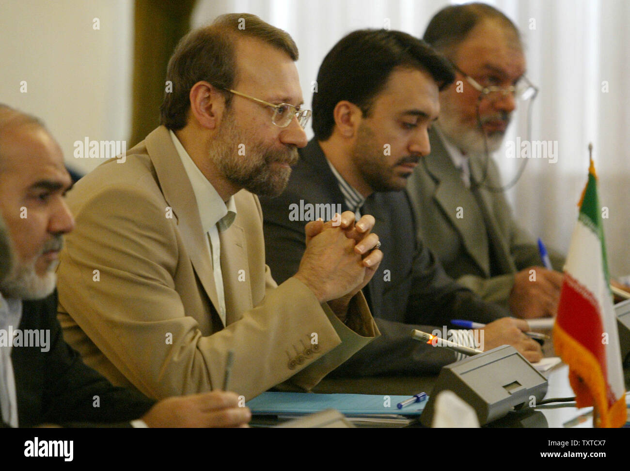 Négociateur en chef du nucléaire iranien Ali Larijani (2e-L) écoute le secrétaire du Conseil de sécurité russe Igor Ivanov (non illustré) au cours de leur rencontre à l'Iran's Conseil suprême de la sécurité nationale à Téhéran le 3 octobre 2006. (Photo d'UPI/Mohammad Kheirkhah) Banque D'Images
