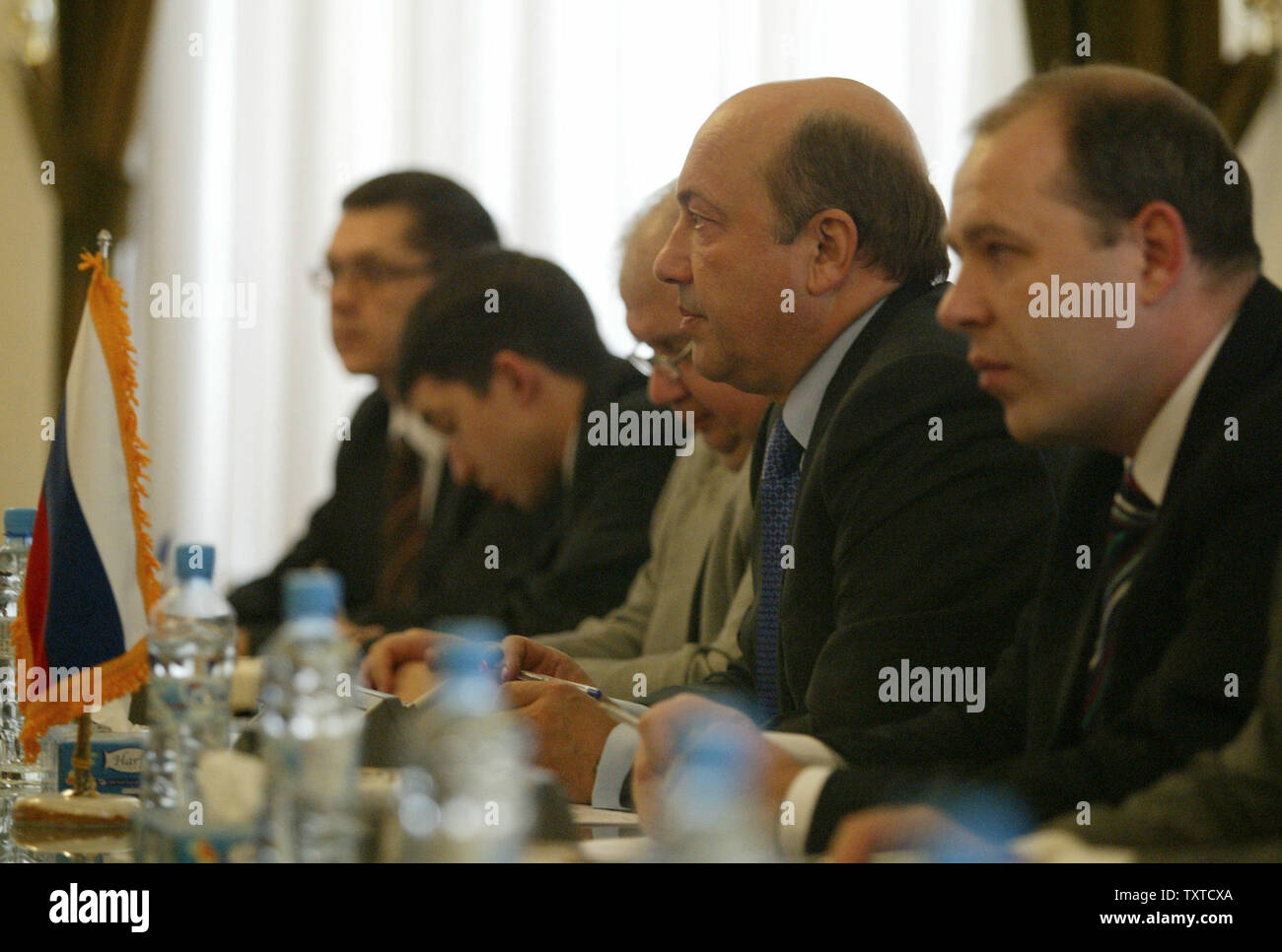 Le Secrétaire du Conseil de sécurité russe Igor Ivanov (2e R) est à l'écoute du négociateur en chef du nucléaire iranien Ali Larijani (non illustré) au cours de leur rencontre à l'Iran's Conseil suprême de la sécurité nationale à Téhéran le 3 octobre 2006. (Photo d'UPI/Mohammad Kheirkhah) Banque D'Images