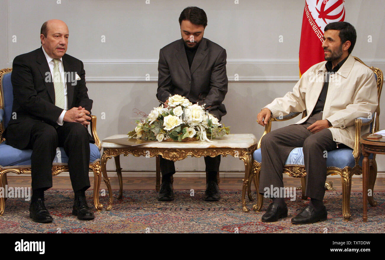 Le président iranien Mahmoud Ahmadinejad (R) des entretiens avec le secrétaire du Conseil de sécurité russe Igor Ivanov (L) alors que négociateur en chef du nucléaire iranien Ali Larijani se trouve en présence (C), lors d'une réunion au palais présidentiel le 28 janvier 2008. (UPI/Photo) Banque D'Images