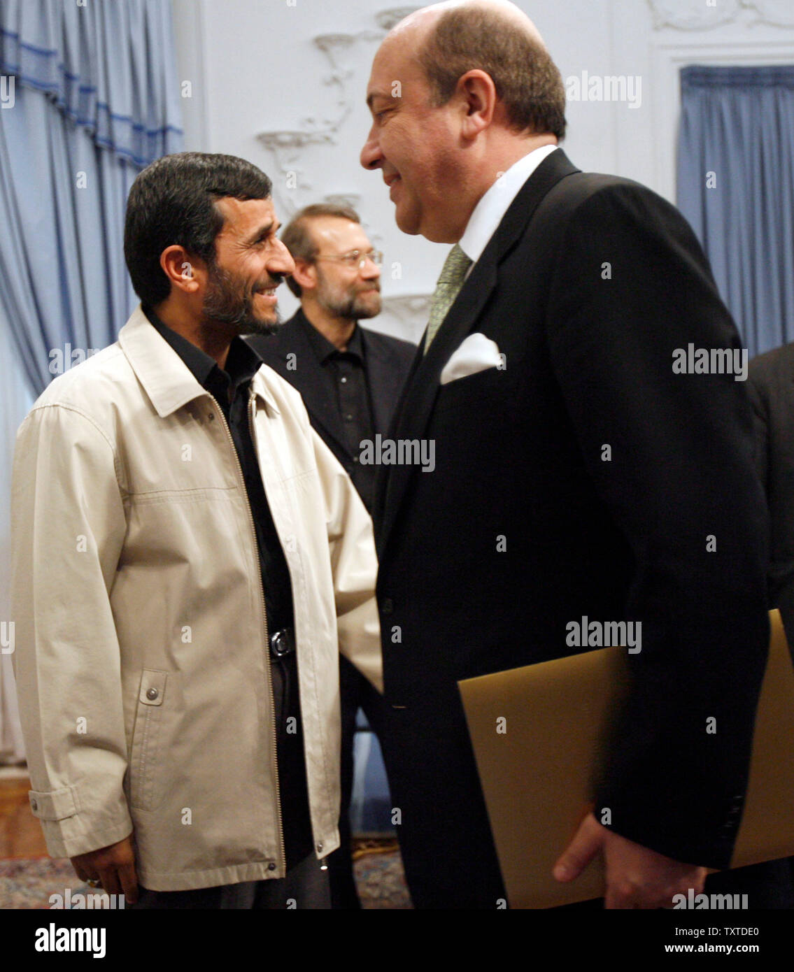 Le président iranien Mahmoud Ahmadinejad (G) accueille le secrétaire du Conseil de sécurité russe Igor Ivanov (R) tandis que négociateur en chef du nucléaire iranien Ali Larijani montres sur, au palais présidentiel à Téhéran, en Iran le 28 janvier 2007 (UPI/Photo) Banque D'Images