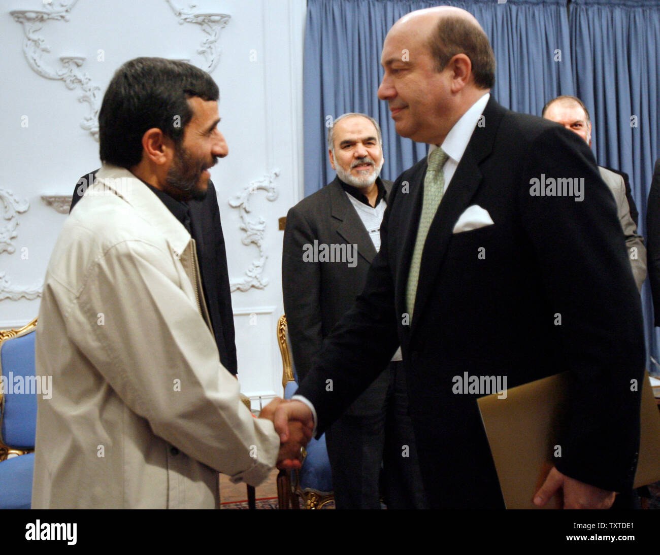 Le président iranien Mahmoud Ahmadinejad (L), serre la main avec le secrétaire du Conseil de sécurité russe Igor Ivanov (R) tandis que négociateur en chef du nucléaire iranien Ali Larijani (centre arrière) montres sur, au cours d'une réunion au palais présidentiel à Téhéran le 28 janvier 2008. (UPI/Photo) Banque D'Images