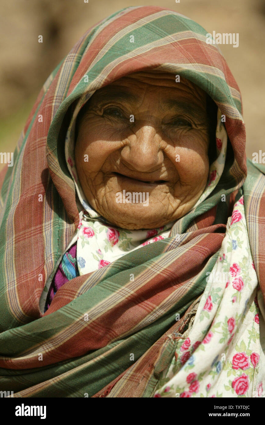 Une femme iranienne ressemble à l'appareil photo comme elle sourit à Abyaneh village près de la ville de Kashan dans la province d'Ispahan 232,5 milles (375 km) au sud-est de Téhéran le 8 mars 2007. Le village est l'une des plus anciennes de l'Iran, attirant de nombreux touristes étrangers et indigènes à l'année, et a été qualifié d'entrée de l'histoire de l'Iran. UPI (photo) Banque D'Images